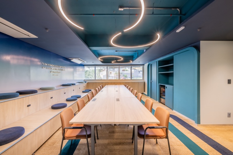 Sala Jacarandá para reuniões e mesas de atendimento